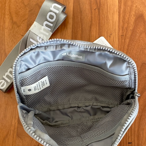 ❤️ Lululemon Extended Strap Everywhere Belt Bag Wordmark Silver Drop/White NWT - Picture 3 of 9